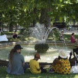 Des personnes cherchent un peu de fraîcheur au jardin des Tuileries à Paris, où le mercure devrait monter jusqu'à 38 degrés mardi. KEYSTONE/AP/Christophe Ena
